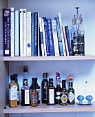 Kochbücher und Saucenflaschen im Regal