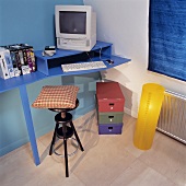 Home office mit blau lackiertem Schreibtisch in Zimmerecke