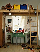 Verstreute Gegenstände in Kinderzimmer mit Holzleiter zu Ablagegalerie über Schrank und Schreibtisch