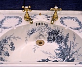 Antikes, französisches Porzellan-Waschbecken mit blaugrauem, floralem Muster und Messing-Armatur
