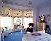 Möbel im Barockstil in traditionellem, lavendelblauem Schlafzimmer mit lichtblauem Teppich und Blumenjalousien