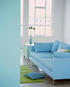 Hellblaues Sofa in einem Wohnzimmer