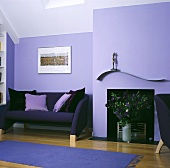 Eine Couch in einer lila Wohnzimmer