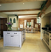 weiße Kücheninsel in einer offenen Küche
