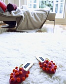 Rote und violette Filzpantoffeln auf weißem Flufffy Teppich