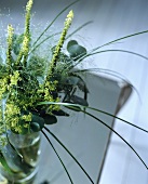 Grünes Blumenarrangement in einer Vase