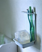 Zahnbürsten und Seifen in einem alten Emaille-Seifenhalter