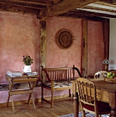 Esszimmer in altem Fachwerkhaus mit in Wischtechnik rosa bemalten Wänden und einfachen Möbeln im Landhausstil