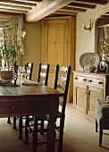 Esszimmer mit antikem Tisch, Ladderback-Stühlen und einem Eckschrank