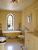 Der wie Marmor angestrichene freistehenden Badewanne und Steinmauern im traditionellen Bad mit antikem Stuhl und Fliesenboden