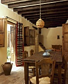 Holztisch und Stühle im traditionellen spanischen Landhaus Esszimmer mit Balkendecke