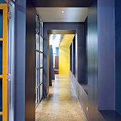 Eine schmale blaue Halle mit einen polierten beigen Fußboden