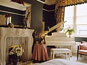 Ein weißes Klavier steht in der einen Ecke des traditionellen Wohnzimmers