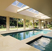 Grosszügiges privates Schwimmbad mit zwei Becken, Oberlicht und Blick in den Garten