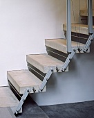 Nahaufnahme von einer modernen Treppe aus Beton und Metall