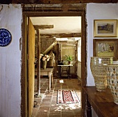 Grosse Keramiktöpfe auf dem Tisch neben der Tür zu dem ländlichen Esszimmer