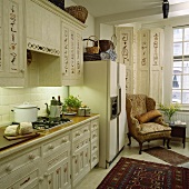 Eine Küche, die Schränke mit Hieroglyphen verziert, und ein grosser Kühlschrank