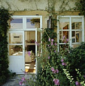 Traditionelles Landhaus in Frankreich mit einer halb verglaster Tür