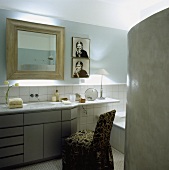 Ein beleuchtetes Badezimmer mit Waschtisch