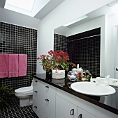 Badezimmer mit schwarzen Fliesen und Oberlicht