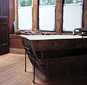 Rustikales Badezimmer mit Holzdielen