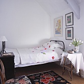 Ein kleines Schlafzimmer mit einem Einzelbett