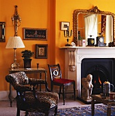 Stuhl mit Leopardenmuster auf Bezug und Spiegel über dem Kamin im traditionellen gelb getönten Wohnzimmer