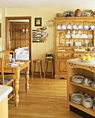 Landhausküche mit Kiefer-Anrichte und Tisch