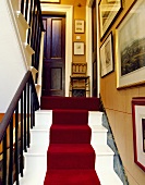 weiße Treppe mit rotem Teppich