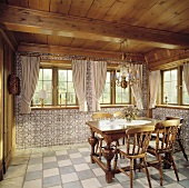 Deutsches Esszimmer mit Holzdecke und Holzmöbeln