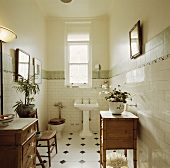 Antiker Schrank und Kommode aus Kiefernholz in einem weiss gefliesten Badezimmer