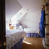 Zwei Einzelbetten in einem Schlafzimmer im Dachgeschoss