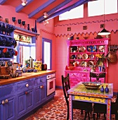 Poppige Küche mit Essplatz in Pink und Violett