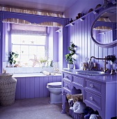 Holzverkleidung und Waschtisch im Bad in gleicher violetter Farbe gestrichen