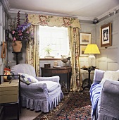 Kleines traditionelles Wohnzimmer mit Polstergarnitur und holzvertäfelter Wand