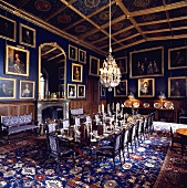 Bankettsaal mit festlich gedeckter Tafel im Herrenschloss