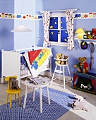 Blau getöntes Kinderzimmer mit weißem Bett und Hocker auf Teppich