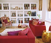 Rote Sofa im modernen Wohnzimmer mit weißem gemauerten Regal