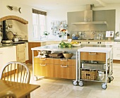 Bewegliche Kochinsel auf Rollen in moderner Küche mit weißen Bodenfliesen