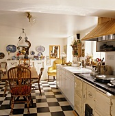 Alte Küche im Landhausstil mit Boden im Schachbrettmuster