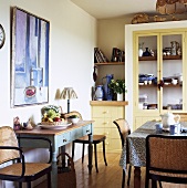 Landhausküche mit Wandtisch und Stühlen mit Geflecht