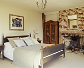Traditionelles Schlafzimmer mit gemauertem Kamin