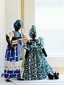 Zwei afrikanische Puppen und Tierfiguren