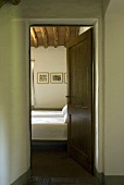 Blick durch eine geöffnete Tür in das Schlafzimmer