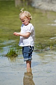 Kleines Mädchen steht im See