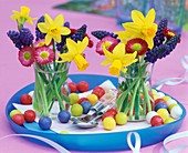 Bunte Blumensträusse mit Narzissen und Traubenhyazinthen zu Ostern