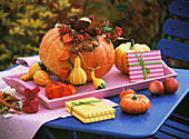 Herbstlicher Tisch mit Geschenken