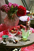 Gedeckter Tisch mit frischen Erdbeeren
