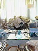 Festliche Hochzeitstafel mit Blumenstrauss (Ausschnitt)