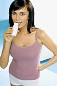Junge Frau mit probiotischem Joghurtdrink